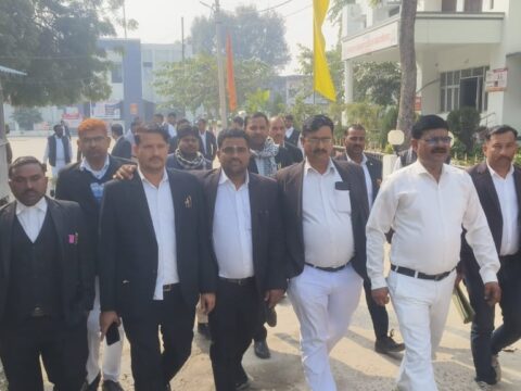 अधिवक्ता पर जानलेवा हमला के बाद पुलिस कार्यवाही से नाराज अधिवक्ताओं ने एसपी से मिलकर सौंपा ज्ञापन