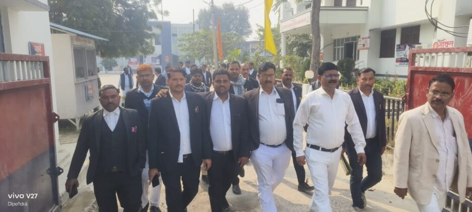 अधिवक्ता पर जानलेवा हमला के बाद पुलिस कार्यवाही से नाराज अधिवक्ताओं ने एसपी से मिलकर सौंपा ज्ञापन