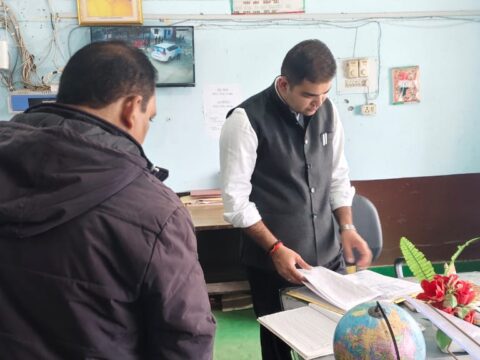 डीएम ने जय प्रकाश नारायण सर्वोदय बालिका विद्यालय भरसवां का किया आकस्मिक निरीक्षण,लापरवाही पर समाज कल्याण अधिकारी के वेतन रोकने के दिए निर्देश