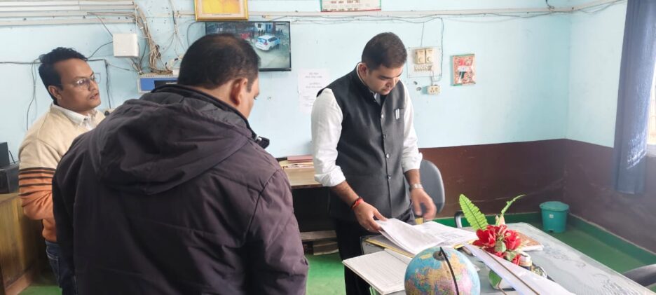 डीएम ने जय प्रकाश नारायण सर्वोदय बालिका विद्यालय भरसवां का किया आकस्मिक निरीक्षण,लापरवाही पर समाज कल्याण अधिकारी के वेतन रोकने के दिए निर्देश