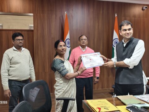 जिला निर्वाचन अधिकारी ने 19 BLO को विशेष प्रगाढ़ पुनरीक्षण के तहत शत-प्रतिशत कार्य पूर्ण करने पर प्रशस्ति-पत्र प्रदान कर किया सम्मानित