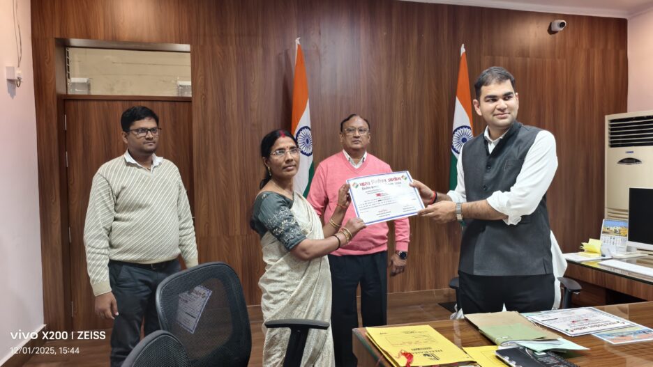 जिला निर्वाचन अधिकारी ने 19 BLO को विशेष प्रगाढ़ पुनरीक्षण के तहत शत-प्रतिशत कार्य पूर्ण करने पर प्रशस्ति-पत्र प्रदान कर किया सम्मानित