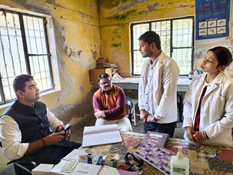 डीएम ने नवीन प्राथमिक स्वास्थ्य केन्द्र अझुवा का किया आकस्मिक निरीक्षण,रजिस्टर मेंटेन नहीं होने पर ANM को लगाई फटकार