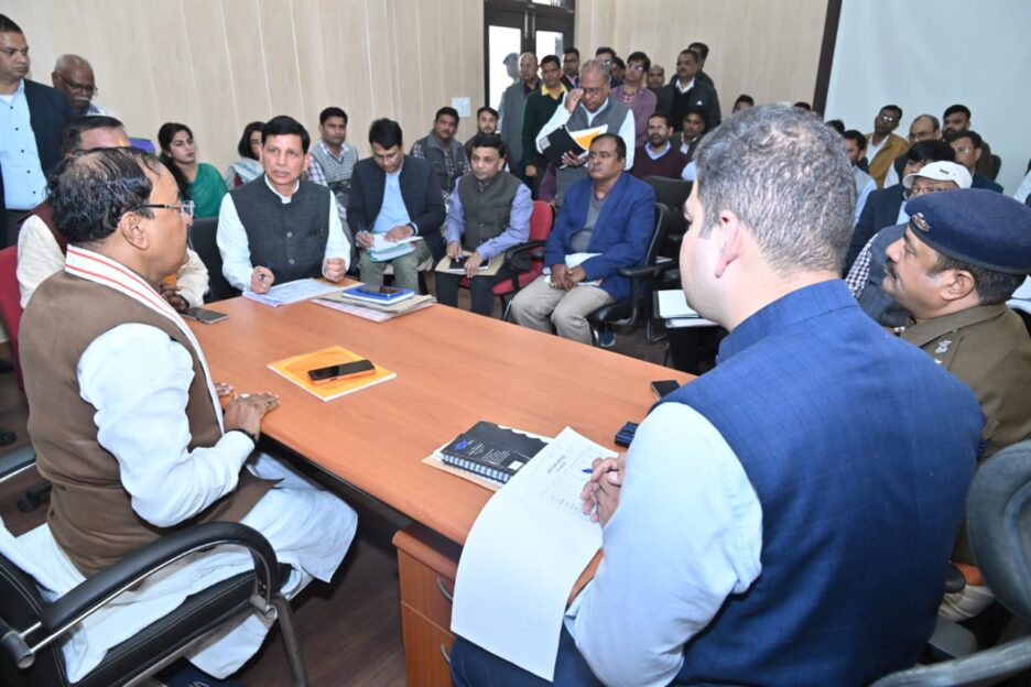 डिप्टी सीएम ने जनपद में अमरूद,केला,बेर,मिर्च की पैकेजिंग के लिए पैकेजिंग केंद्र बनाने के एवं खाद्य प्रसंस्करण यूनिट लगाए जाने के लिए आवश्यक कार्यवाही सुनिश्चित करने के दिए निर्देश