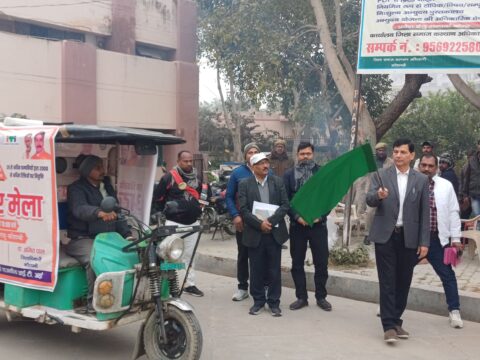 सीडीओ ने अटल रोजगार एवं अप्रेन्टिसशिप मेले के सघन प्रचार-प्रसार वाहन को हरी झण्डी दिखाकर किया रवाना