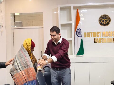 डीएम ने जनता दर्शन में आये वृद्ध की समस्या सुनी और ठंड को देखते हुए कम्बल भी किया प्रदान