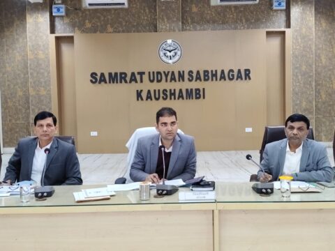 डीएम ने की सीएम डैशबोर्ड पर प्रदर्शित योजनाओं/इंडीकेटर्स की प्रगति एवं निर्माणाधीन परियोजनाओं के निर्माण कार्य की प्रगति की समीक्षा