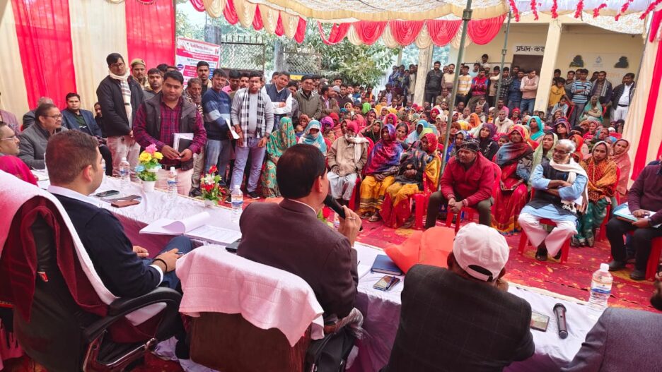 डीएम ने ताज मल्लाहन गांव में चौपाल लगाकर सुनी ग्रामवासियों की समस्याएं,संबंधित को दिए आवश्यक निर्देश