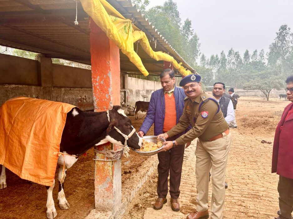 सुशासन सप्ताह के शुभारंभ पर जेल अधीक्षक भीमसेन मुकुंद ने सीडीओ राम कृपाल चौधरी के साथ काऊ कोट पहनाकर की गौ सेवा