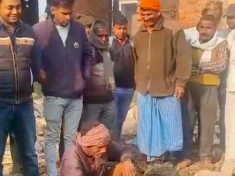 कौशाम्बी में खाद्य सुरक्षा विभाग ने सोमवार सुबह चरवा चौराहे पर की बड़ी कार्रवाई, विभाग की टीम ने छापेमारी के दौरान 163 किलोग्राम मिलावटी खोया जब्त कर कराया नष्ट