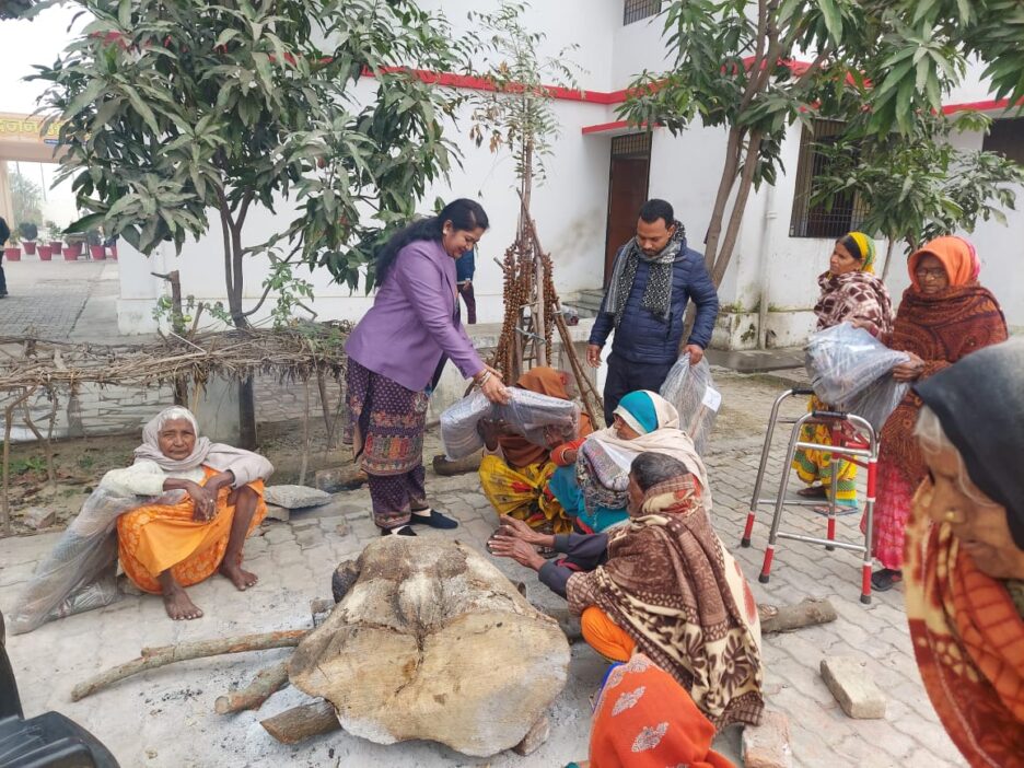 ADM वित्त एवं राजस्व ने वृद्धाश्रम में वृद्धजनों को किया कम्बल वितरण