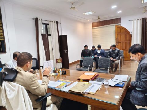 डीएम ने की सोशल सेक्टर कार्यों की प्रगति की समीक्षा,तीन अधिकारियों को कारण बताओ नोटिस जारी करने के दिए निर्देश