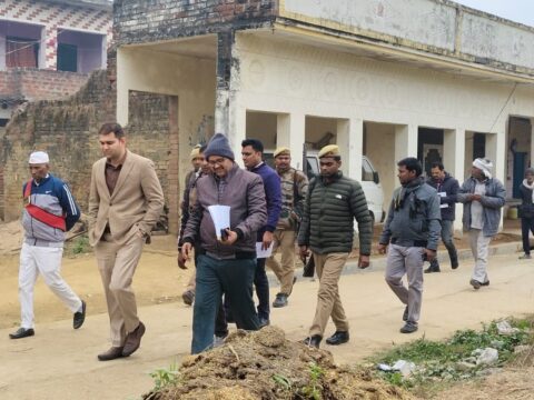 डीएम ने ग्राम केसारी का किया निरीक्षण, बीडीओ को सभी पात्र लोगों को प्रधानमंत्री आवास योजना से लाभान्वित करने के दिए निर्देश