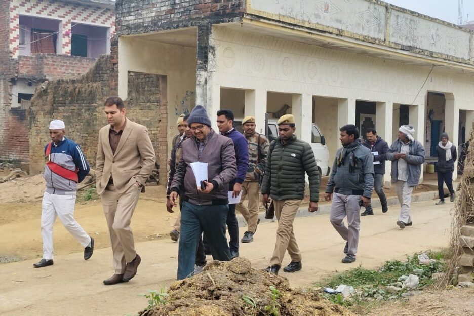 डीएम ने ग्राम केसारी का किया निरीक्षण, बीडीओ को सभी पात्र लोगों को प्रधानमंत्री आवास योजना से लाभान्वित करने के दिए निर्देश