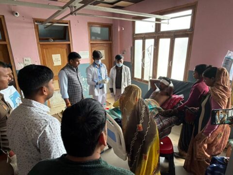 हादसे में घायल जितेंद्र के इलाज की नगर पालिका अध्यक्ष बीरेंद्र सरोज फौजी ने ली जिम्मेदारी