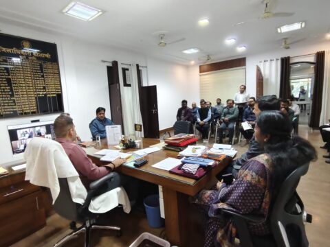 डीएम ने की सी.एम. डैशबोर्ड पर प्रदर्शित योजनाओं/इंडिकेटर्स की प्रगति की समीक्षा,लक्ष्य के सापेक्ष शत-प्रतिशत प्रगति लाकर श्रेणी “ए” प्राप्त करने के दिए निर्देश