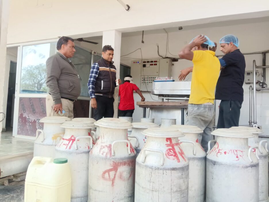 खाद्य सुरक्षा विभाग की टीम ने दूध डेयरी पर की छापेमारी,सप्लाई के लिए के रहे दूध का सैंपल लेकर थमाया नोटिस