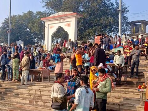 मकर संक्रांति पर गंगा और यमुना घाटों पर हजारों ने लगाई आस्था की डुबकी,पुलिस प्रशासन रहा मुस्तैद