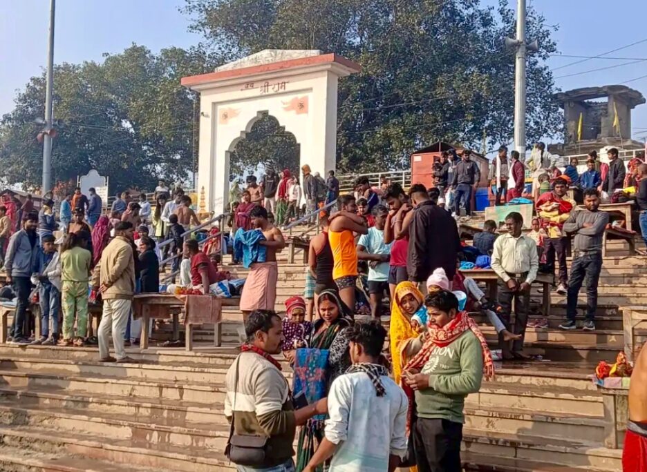 मकर संक्रांति पर गंगा और यमुना घाटों पर हजारों ने लगाई आस्था की डुबकी,पुलिस प्रशासन रहा मुस्तैद