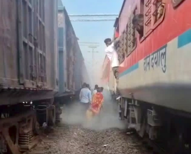 प्रयागराज से जम्मू जा रही तेज रफ्तार मूरी एक्सप्रेस की जनरल बोगी में अचानक धुआँ उठने से हड़कंप,ट्रेन रुकते ही यात्री कूदकर भागे