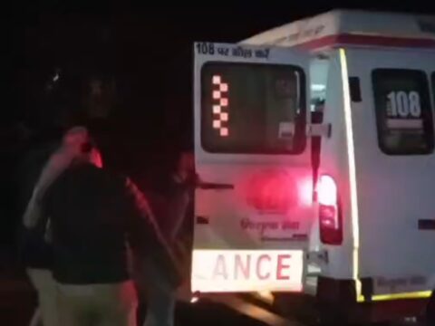 कौशाम्बी में सड़क हादसा,बांस बल्ली लेकर जा रही ट्रैक्टर ट्राली पलटी,कई मजदूर दबे,दो मज़दूरों की मौत