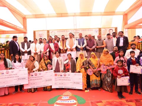 डिप्टी सीएम ने विभिन्न योजनाओं के लाभार्थियों को डमी चेक,ट्राई साइकिल,स्वीकृत प्रमाण-पत्र,आवास की चाभी किया वितरण