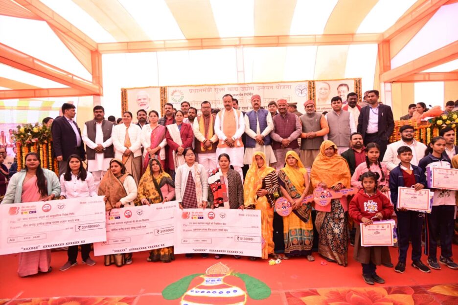 डिप्टी सीएम ने विभिन्न योजनाओं के लाभार्थियों को डमी चेक,ट्राई साइकिल,स्वीकृत प्रमाण-पत्र,आवास की चाभी किया वितरण