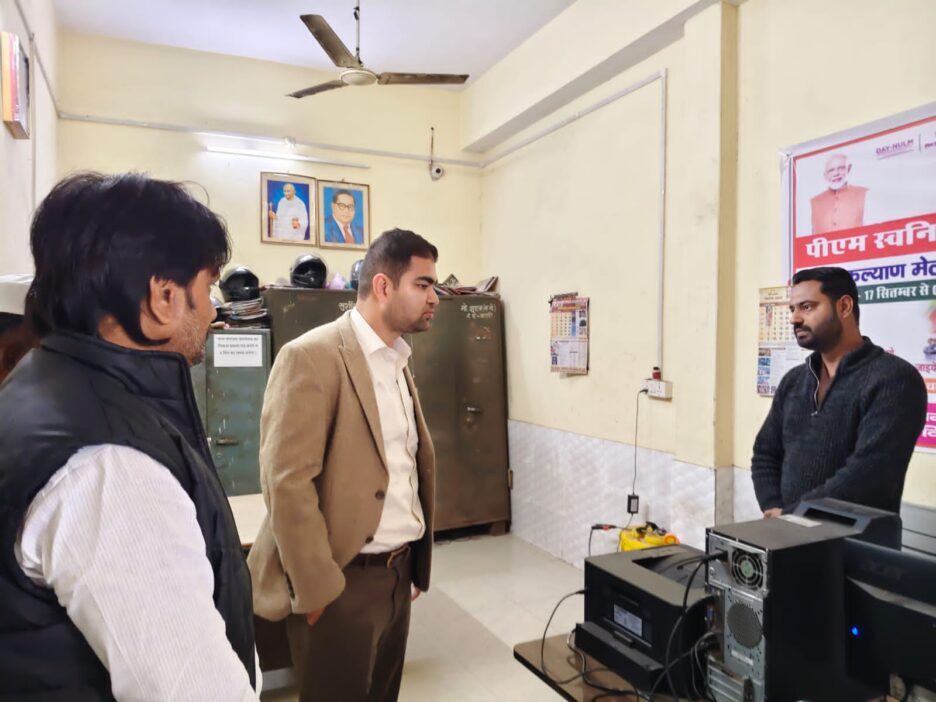 डीएम ने नगर पंचायत करारी कार्यालय का किया आकस्मिक निरीक्षण,लापरवाही पर ईओ से मांगा स्पष्टीकरण