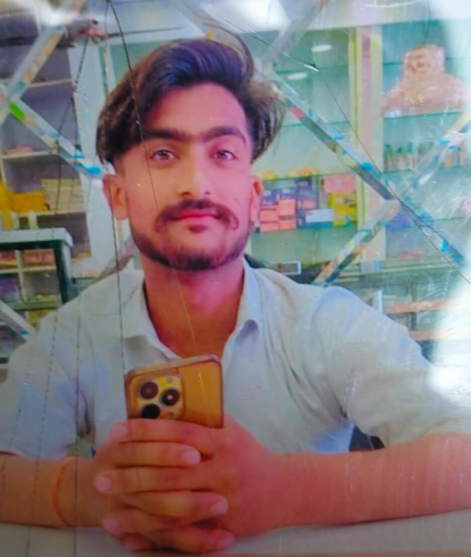 पेड़ पर रस्सी के फंदे पर लटकता हुआ मिला प्रतियोगी छात्र का शव,परिजनों में मचा कोहराम