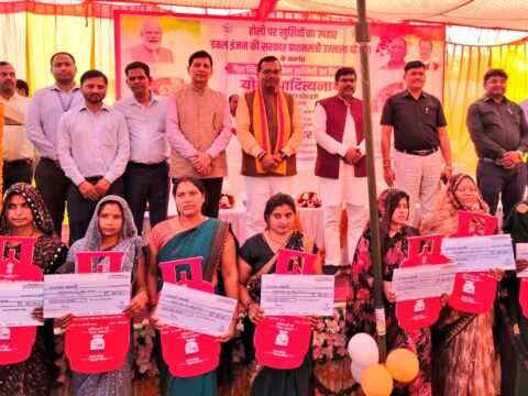 भाजपा जिलाध्यक्ष व सीडीओ ने उज्ज्वला योजना के लाभार्थियों को गैस सिलेण्डर रिफिल सब्सिडी का डमी चेक किया वितरित