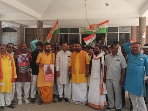 शंकराचार्य अविमुक्तेश्वरानंद को न्याय दिलाने के लिए कांग्रेस पार्टी ने शंख बजाकर किया प्रदर्शन,प्रधानमंत्री को संबोधित डीएम को सौंपा ज्ञापन