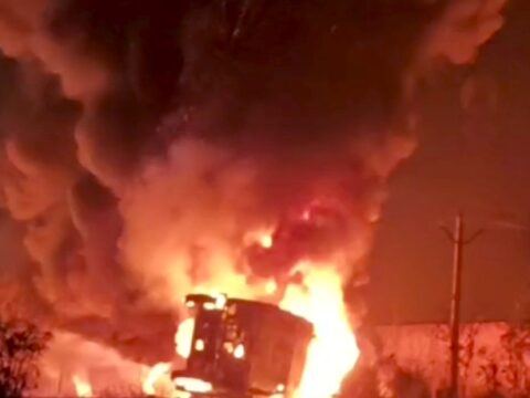 हाइवे पर तेज रफ्तार तेल टैंकर अनियंत्रित होकर पलटा,तेल टैंकर में लगी भीषण आग,फायर ब्रिगेड की टीम आग बुझाने में जुटी