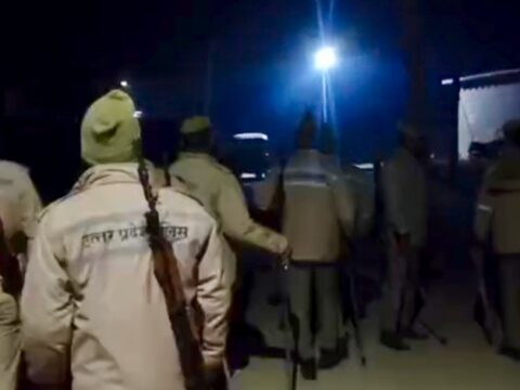 कौशाम्बी में विवादित मकान कब्ज़ा मुक्त कराने गयी पुलिस टीम और राजस्व टीम पर पथराव,गांव में तनाव की स्थिति,भारी पुलिस बल तैनात