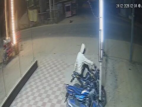 रेस्टोरेंट के बाहर खड़ी बाइक की चोरी,चोरी की घटना CCTV में कैद