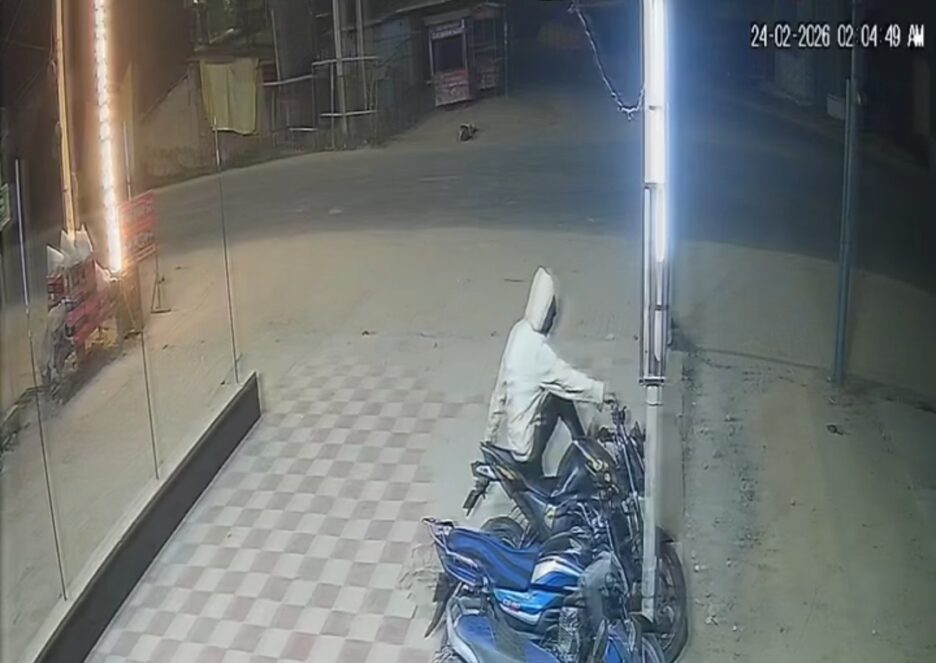 रेस्टोरेंट के बाहर खड़ी बाइक की चोरी,चोरी की घटना CCTV में कैद