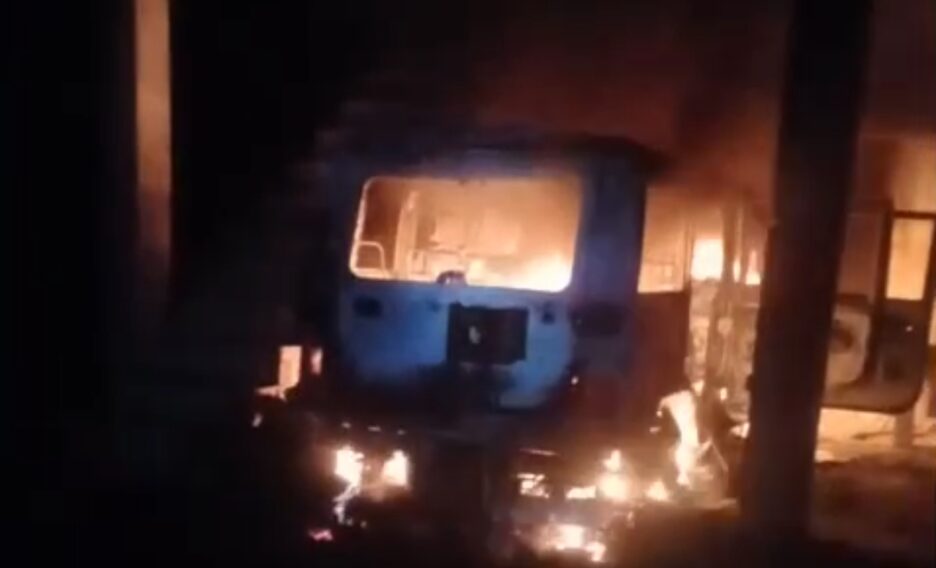 बोलेरो चालक को जिंदा जलाने की कोशिश, अज्ञात पर बोलेरो गाड़ी व मकान में आग लगाने का आरोप