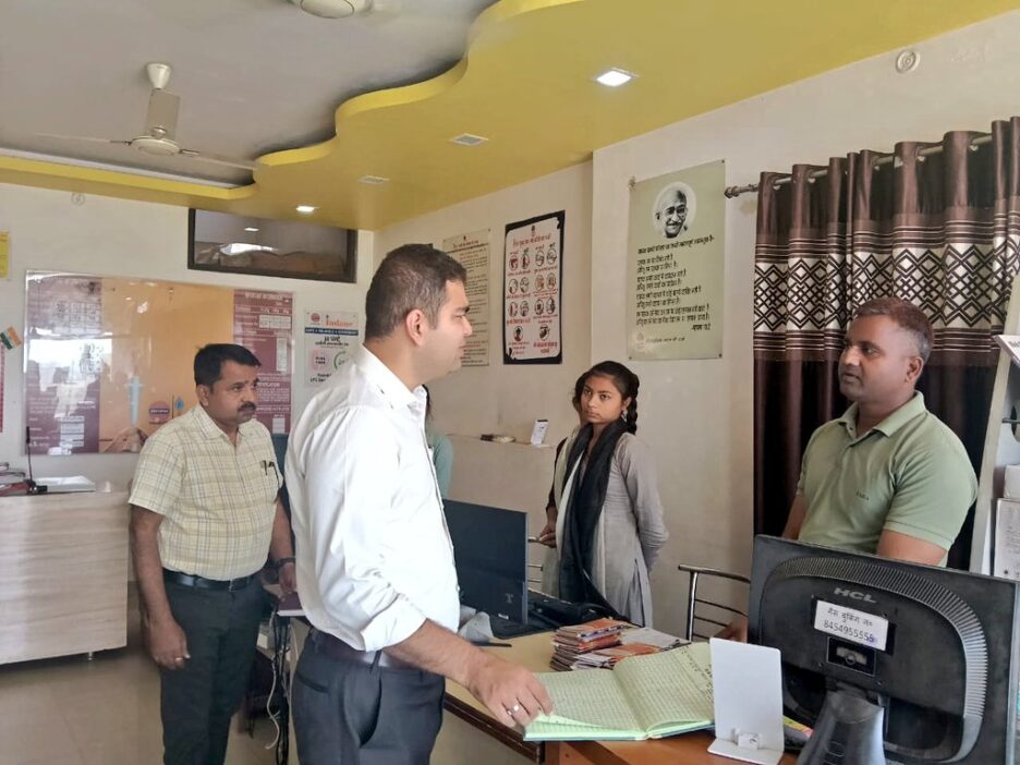 डीएम ने अथर्व इण्डेन गैस सर्विस करारी का किया आकस्मिक निरीक्षण,बुकिंग के अनुसार सिलेण्डर की आपूर्ति करने के दिए निर्देश