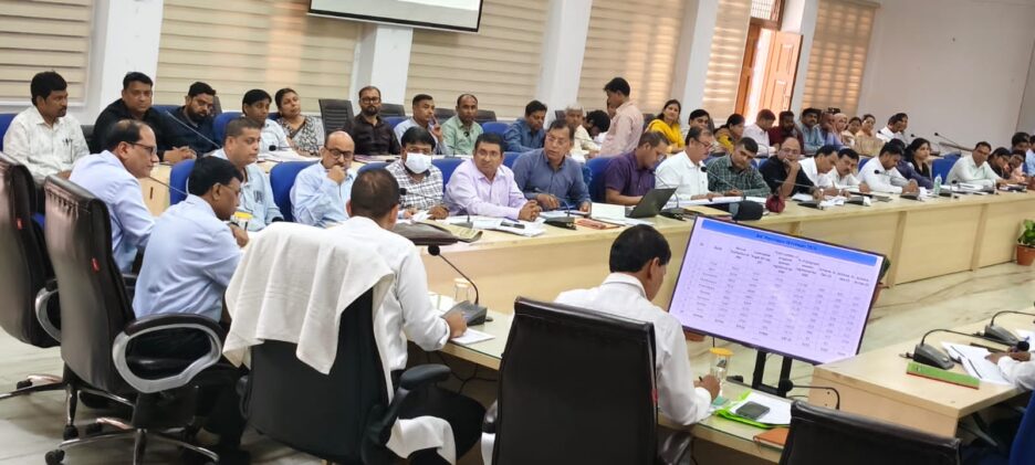 डीएम ने की जिला स्वास्थ्य समिति की बैठक,सभी प्रभारी चिकित्सा अधिकारियों को लक्ष्य के सापेक्ष प्रगति सुनिश्चित करने के दिए निर्देश