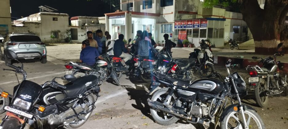 घर से 17 वर्षीय किशोरी के अपहरण किए जाने से हड़कंप,किशोरी के चाचा ने पुलिस से की लिखित शिकायत,पुलिस पर तहरीर बदलवाने का आरोप