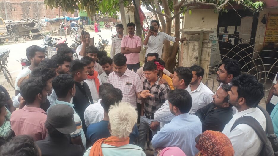 नगर पालिका भरवारी के वार्ड 2 और 9 में प्रतिदिन शाम होते ही बिजली कटौती की समस्या को लेकर ग्रामीणों ने पावर हाउस में किया प्रदर्शन,सौंपा ज्ञापन