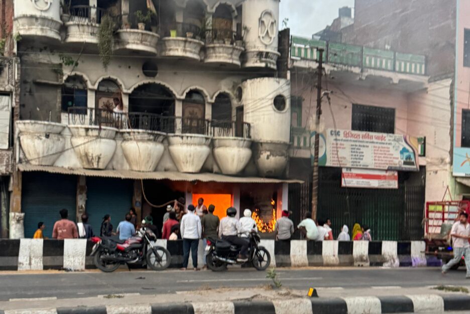 बीज की दुकान में लगी भीषण आग, मशक्कत के बाद बुझाई गई आग,आग से लाखों का सामान जलकर राख,एक युवक झुलसा