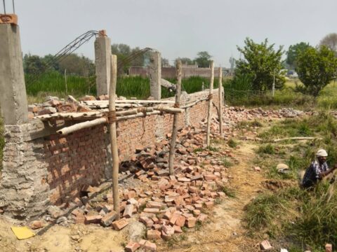दबंगों ने गिरा दी निर्माणाधीन दीवाल,पीड़ित की शिकायत के बावजूद पुलिस ने नहीं की कार्रवाई,एसपी से होगी शिकायत