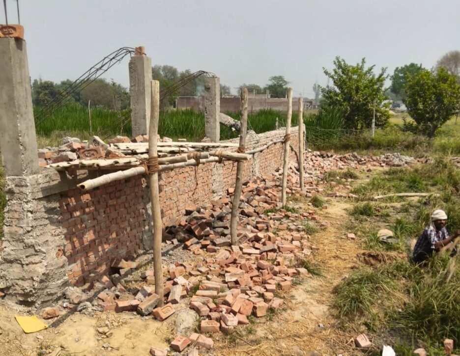 दबंगों ने गिरा दी निर्माणाधीन दीवाल,पीड़ित की शिकायत के बावजूद पुलिस ने नहीं की कार्रवाई,एसपी से होगी शिकायत