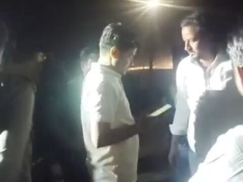 कौशाम्बी में अवैध खनन और ओवरलोड पर कार्रवाई के दौरान खान निरीक्षक को ट्रक चालकों ने जमकर पीटा,वीडियो सोशल मीडिया पर वायरल,14 पर FIR दर्ज