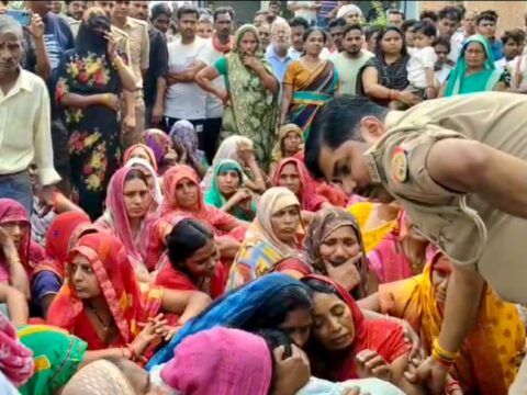 पूर्व प्रधान की हत्या के बाद शव पोस्टमार्टम से आने पर आक्रोशित ग्रामीणों ने किया चक्का जाम,पुलिस समझाने में जुटी