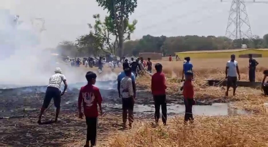 शॉर्ट शर्किट से गेहूं के खेत में लगी आग से दस बीघे गेहूं की फसल जली,सूचना के बावजूद नहीं पहुंची फायर ब्रिगेड की टीम, ग्रामीणों ने कड़ी मशक्कत के बाद आग पर पाया काबू