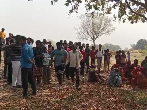 गाँव के बाहर पेड़ से लटका हुआ अधेड़ का शव मिलने से हड़कंप,परिजनों में मचा कोहराम,पुलिस जांच में जुटी