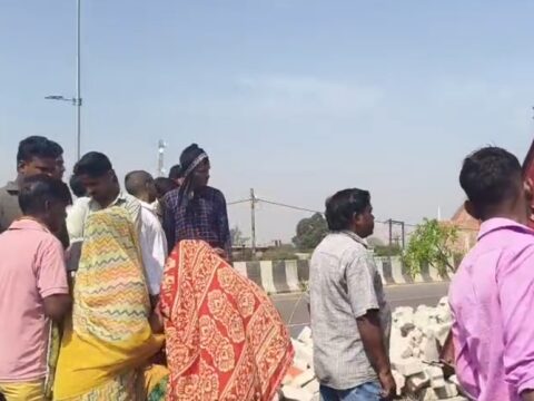 हाइवे पर ईंट लदे ट्रैक्टर व ट्रेलर ट्रक में भिड़ंत,एक मजदूर की मौत,एक अन्य घायल