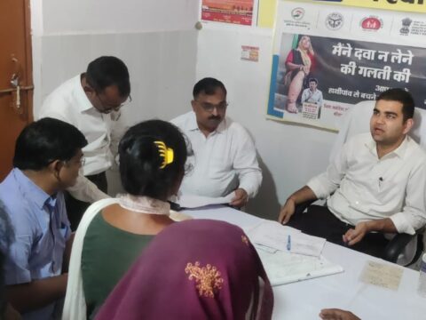 मौके पर समाधान,जनता को राहत अभियान के तहत डीएम ने परसरा में चौपाल लगाकर ग्रामीणों की सुनी समस्याएं