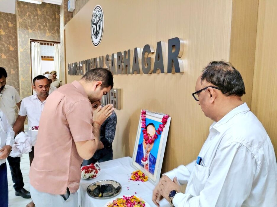 डीएम ने बाबा साहब डॉ. भीमराव अंबेडकर के चित्र पर माल्यार्पण कर श्रद्धासुमन किया अर्पित